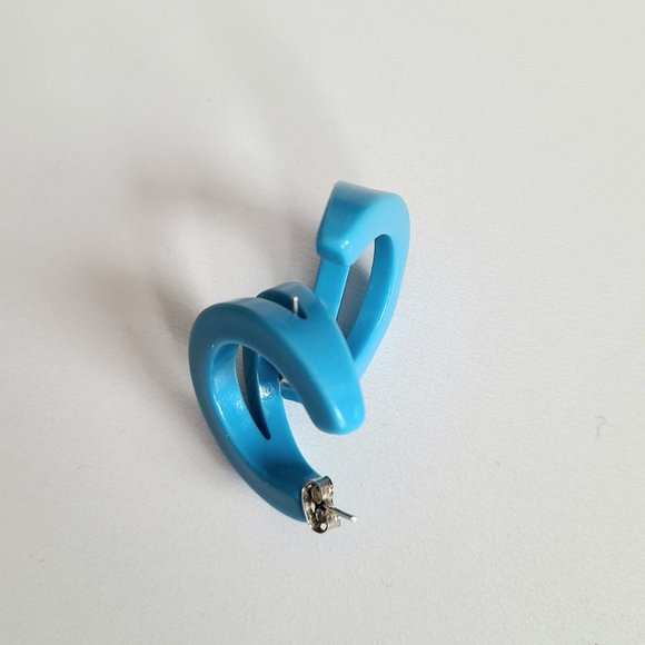 Blue plastic acrylic double loop earrings. - Picture 7 of 8